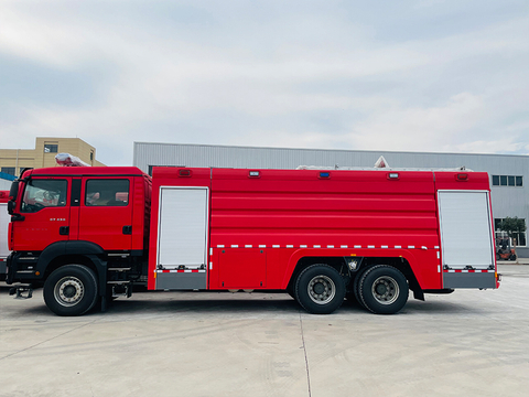 Pěnov&yacute; hasičsk&yacute; vůz SINOTRUCK SITRAK 18000L